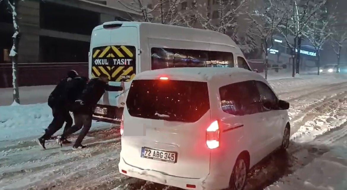 BATMAN’DA İKİ GÜNDÜR ARALIKSIZ ETKİLİ OLAN KAR YAĞIŞI, GÜNLÜK YAŞAMI OLUMSUZ ETKİLERKEN SÜRÜCÜLERE...