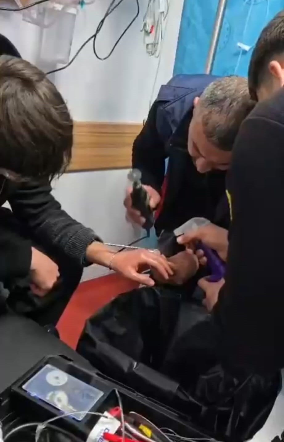 BATMAN’DA PARMAĞINA YÜZÜK SIKIŞAN GENCİN İMDADINA İTFAİYE YETİŞTİ