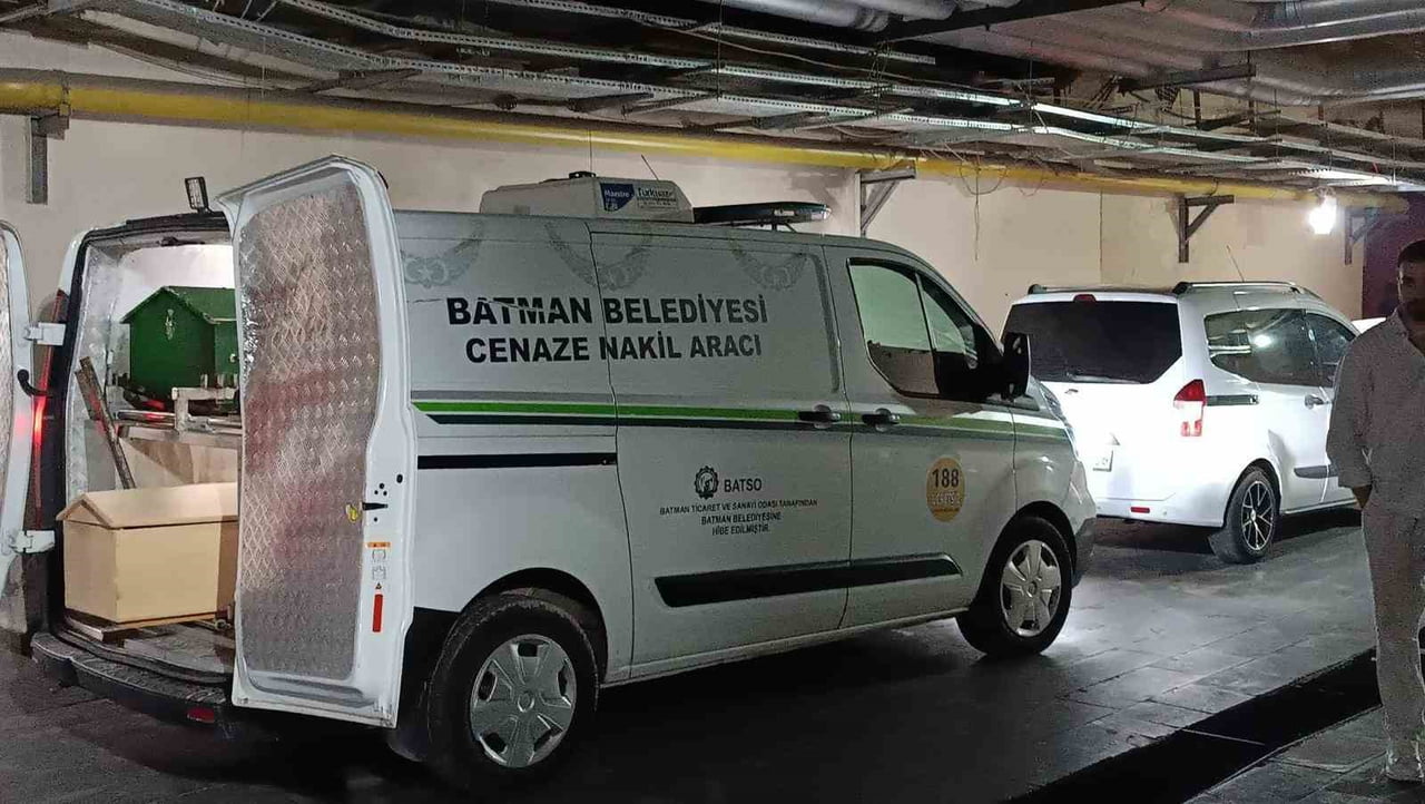 BATMAN’IN BEŞİRİ İLÇESİNE BAĞLI SAMANLI KÖYÜNDE DAMDA KAR TEMİZLEMEYE ÇALIŞIRKEN DÜŞEN 77...