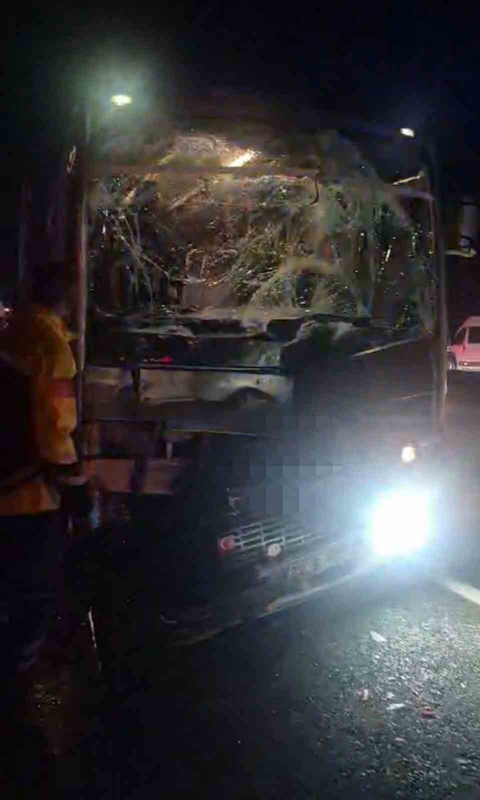 BATMAN’IN BEŞİRİ YOLU ÜZERİNDE OTOBÜS İLE ÇEKİCİNİN KARIŞTIĞI TRAFİK KAZASINDA 11 KİŞİ...