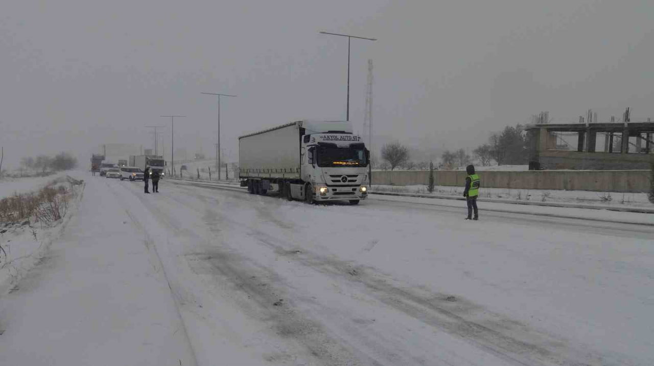 BATMAN’IN GERCÜŞ İLÇESİNDE BULUNAN AYRANCI RAMPASI YOĞUN KAR YAĞIŞI NEDENİ İLE ULAŞIMA...