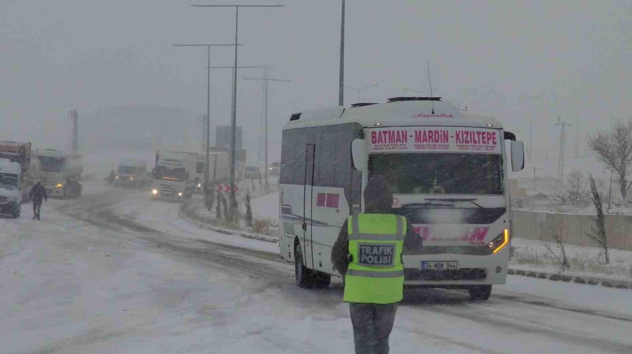 BATMAN’IN GERCÜŞ İLÇESİNDE YOĞUN KAR YAĞIŞI VE BUZLANMA NEDENİYLE YOLDA KALAN VATANDAŞLARIN...