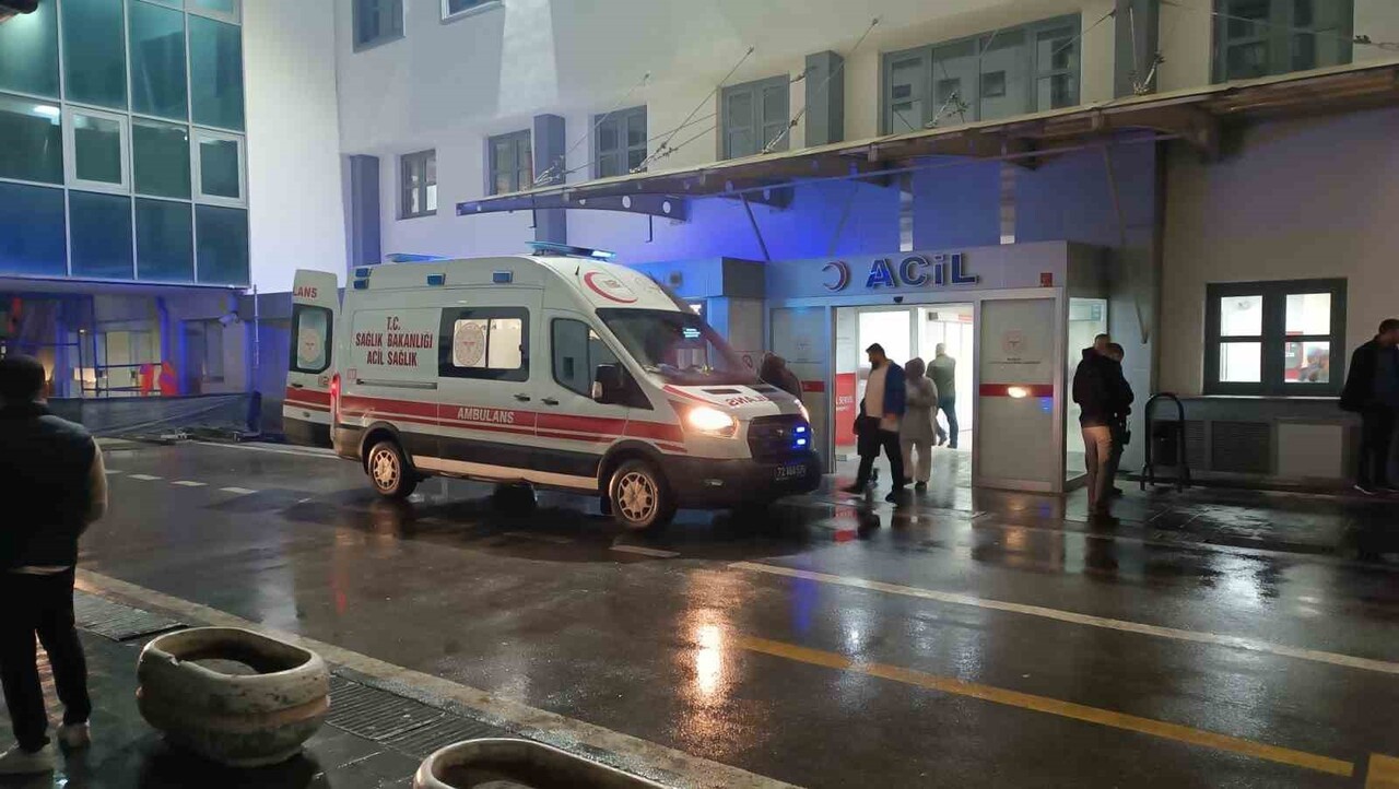 BATMAN’IN MERKEZ HİLAL MAHALLESİ’NDE AKŞAM SAATLERİNDE YAŞANAN AİLE İÇİ ŞİDDET OLAYI MAHALLEDE...