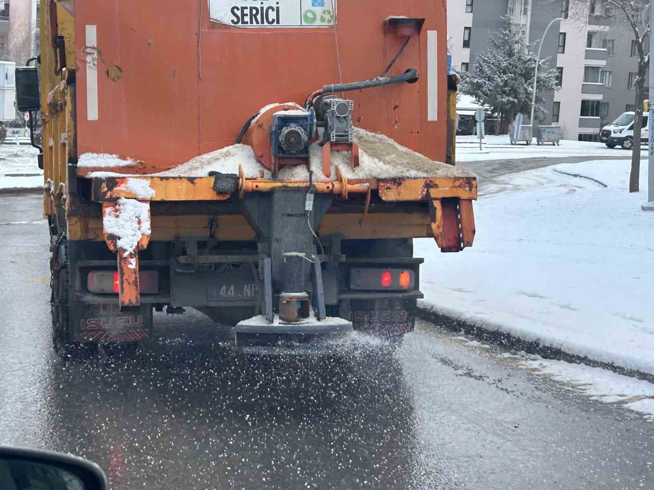 BATTALGAZİ BELEDİYESİ EKİPLERİ, ETKİLİ OLAN KAR YAĞIŞIYLA BİRLİKTE İLÇE GENELİNDE YOL GÜVENLİĞİNİ...