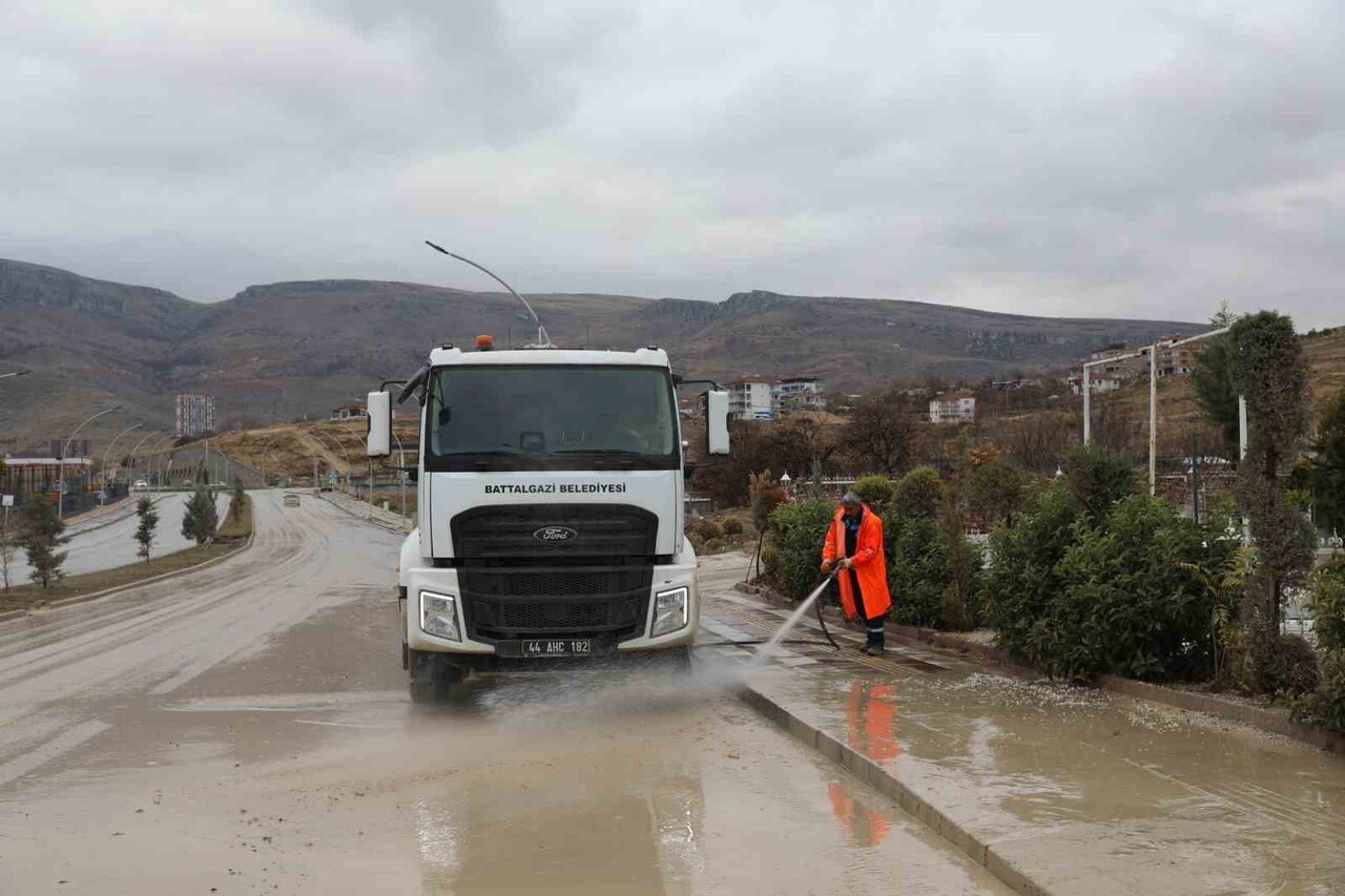 BATTALGAZİ BELEDİYESİ TEMİZLİK İŞLERİ MÜDÜRLÜĞÜ EKİPLERİ, YAĞMUR SONRASI PINARBAŞI GÖLETİ...