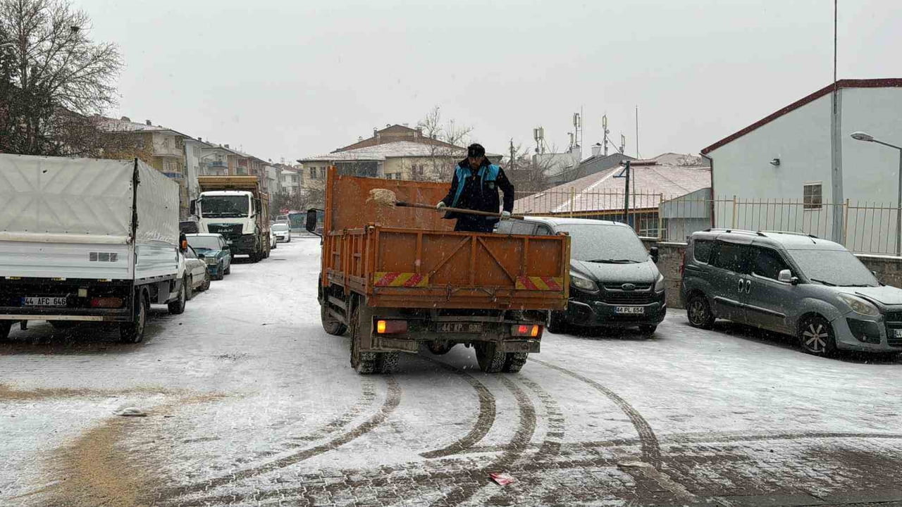BATTALGAZİ’DE BAŞKAN TAŞKIN EKİPLERLE BİRLİKTE SAHADA