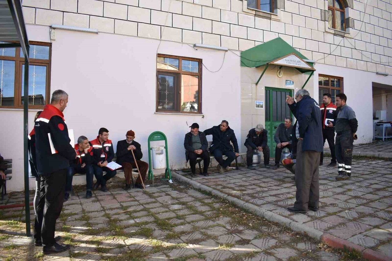 BAYBURT'TA ‘KÖYLERDE BULUŞUYORUZ TARIMI KONUŞUYORUZ' PROJESİ KAPSAMINDA 79 KÖYDE ÇİFTÇİ...