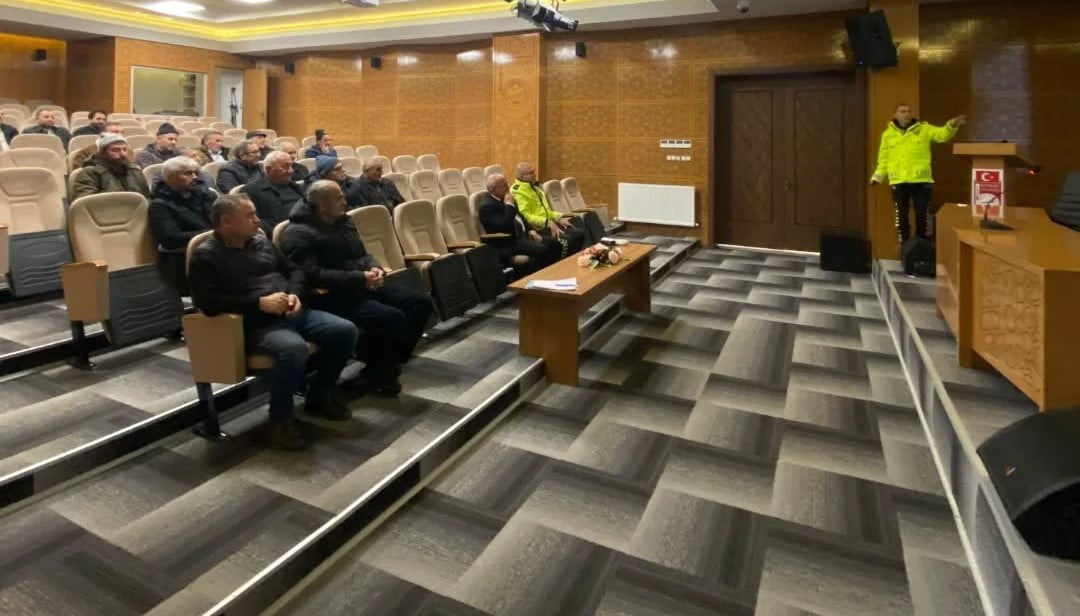 BAYBURT'TA OKUL SERVİS SÜRÜCÜLERİNE TRAFİK EĞİTİMİ VERİLDİ