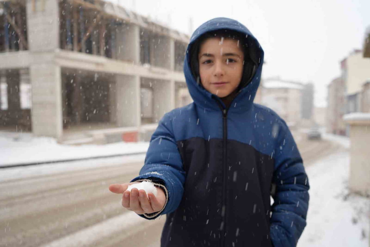 BAYBURT GÜNE KAR YAĞIŞIYLA UYANDI: KENT BEYAZA BÜRÜNDÜ