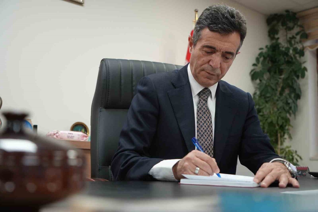 BAYBURT MESLEKİ VE TEKNİK ANADOLU LİSESİ MÜDÜRÜ ENSAR ÇEKER (58), 40 YIL ÖNCE MEZUN OLDUĞU OKULA...