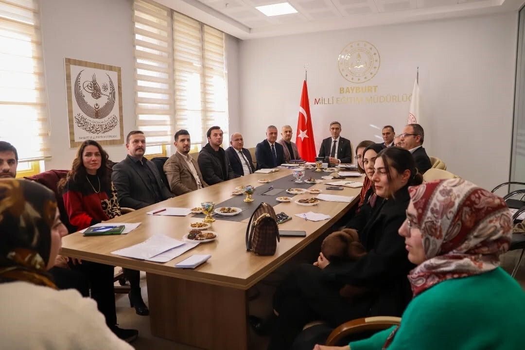 BAYBURT’TA BİRLEŞTİRİLMİŞ SINIF ÖĞRETMENLERİYLE DEĞERLENDİRME TOPLANTISI YAPILDI