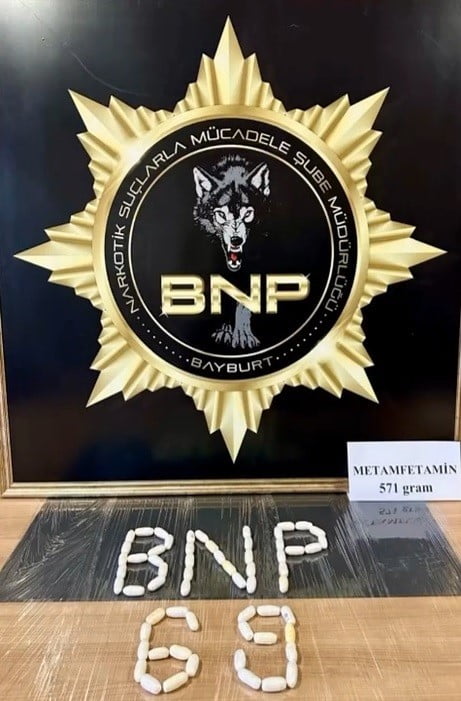 BAYBURT’TA UYUŞTURUCU OPERASYONU: İRANLI ŞAHSIN MİDE VE BAĞIRSAĞINDA 571 GRAM METAMFETAMİN...