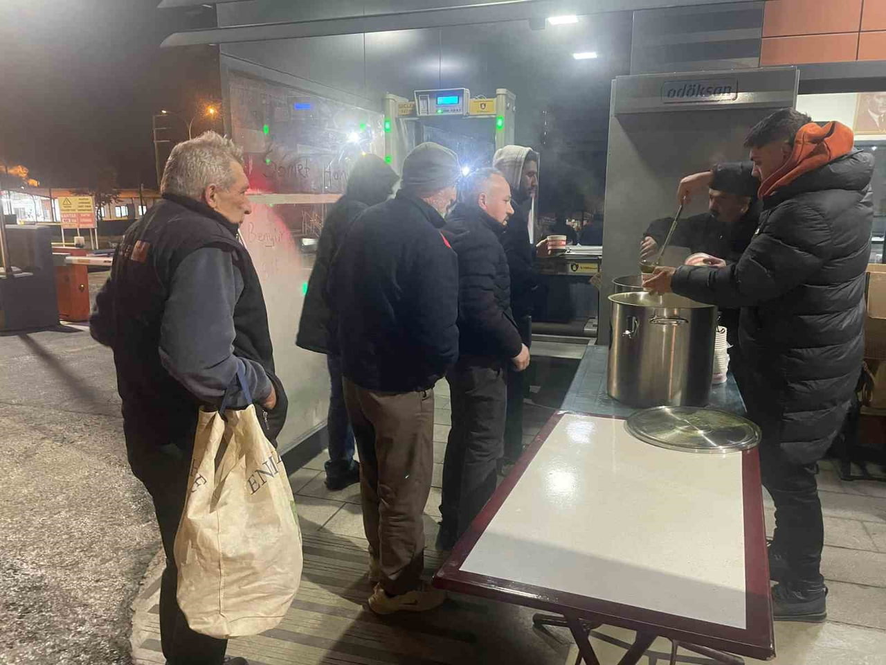 BELEDİYEDEN FABRİKA İŞÇİLERİNE SICAK DESTEK