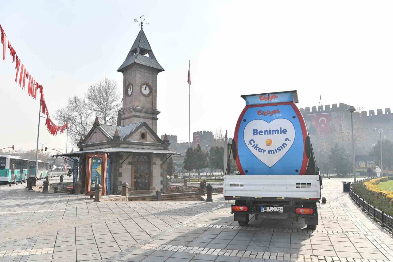 ‘BENİMLE ÇIKAR MISIN?’ YAZLI GONDOLU, ŞEHİR MERKEZİNDEKİ TÜM SOKAKLARDA SERGİLEYEN BÜYÜKŞEHİR...