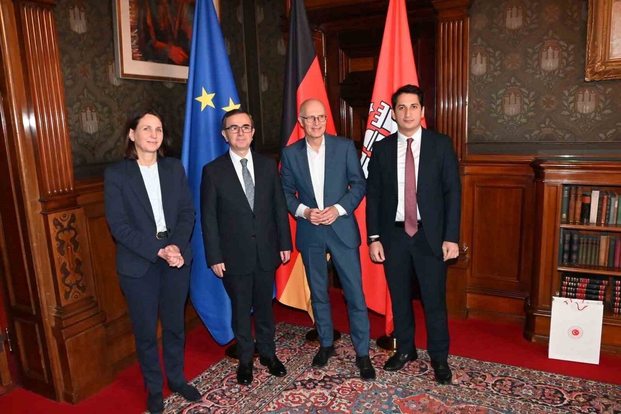 BERATİ ALVER, BAŞKONSOLSLUK GÖREVİNE BAŞLADIĞINA İLİŞKİN KABUL BELGESİNİ ALMAK ÜZERE HAMBURG...