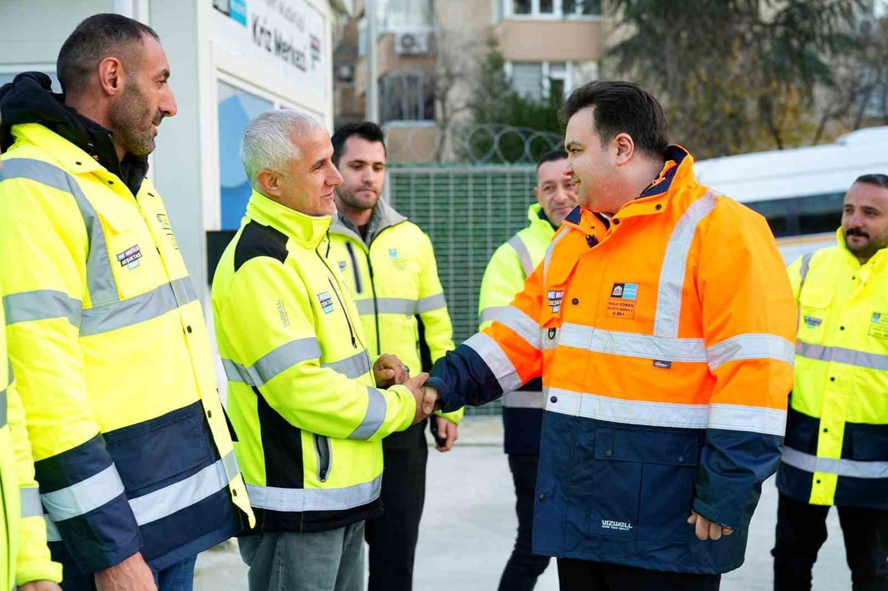 BEŞİKTAŞ BELEDİYESİ İLÇE GENELİNDE, KAR VE OLUMSUZ HAVA ŞARTLARINA KARŞI HAZIRLIKLARINI...