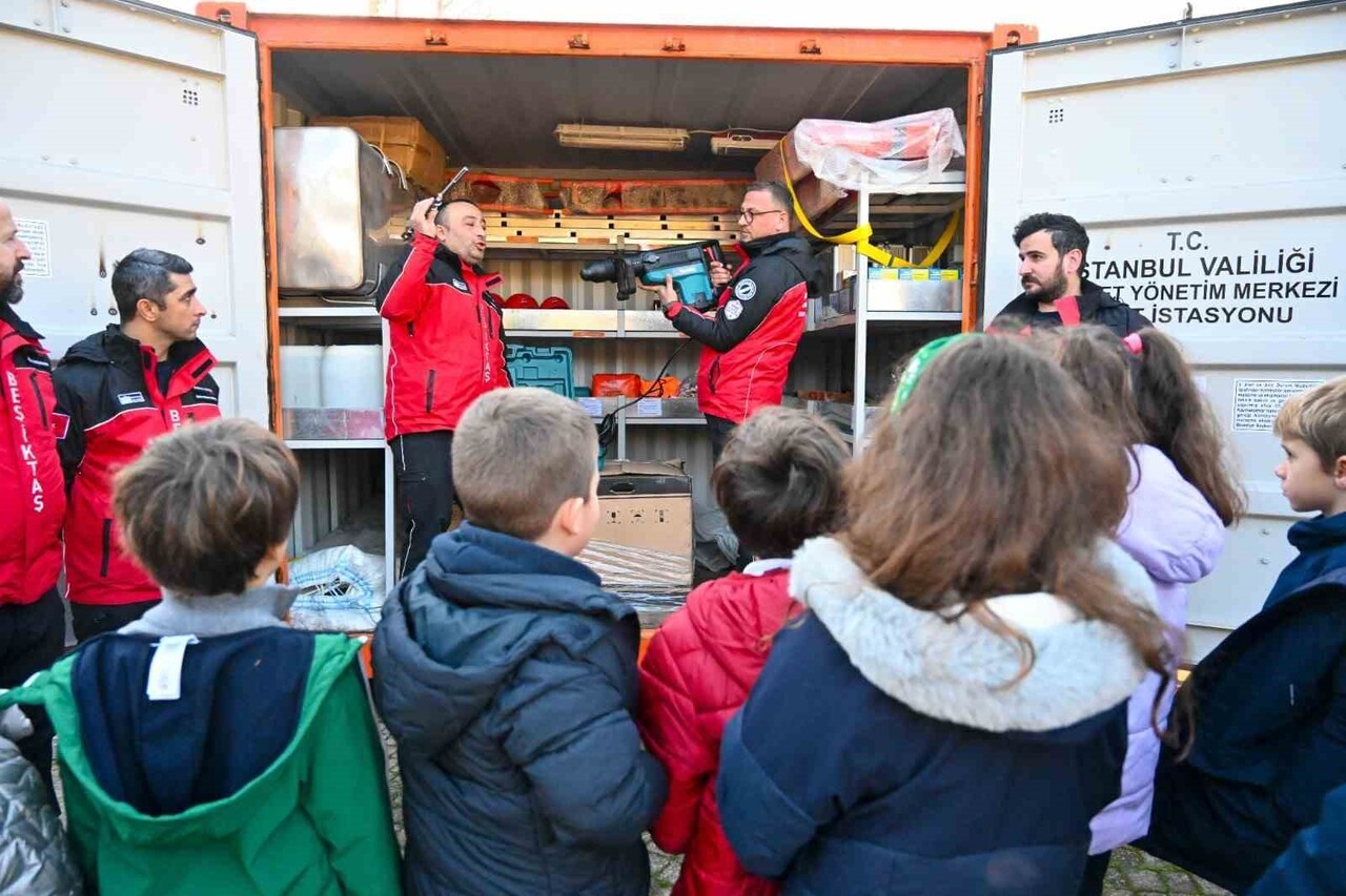 BEŞİKTAŞ BELEDİYESİ, PROF. DR. AYKUT BARKA DEPREM PARKI’NDA DÜZENLEDİĞİ EĞİTİMLE İKİNCİ SINIF...