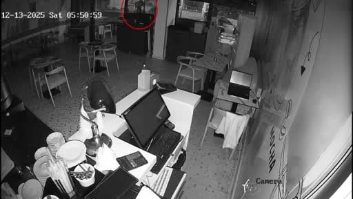 Beylikdüzü’nde 3 işyerinden toplam  51 bin 500 TL çalan hırsızlar kamerada