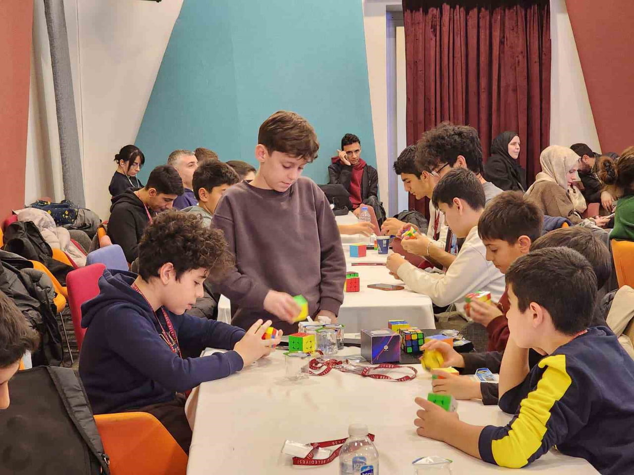 BEYOĞLU'NDA İLK KEZ DÜZENLENEN RUBİK KÜP TURNUVASI, FARKLI YAŞ GRUPLARINDAN KATILIMCILARI BİR...