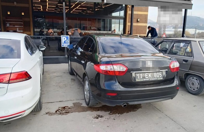 BİLECİK'TE 3 ARALIK DÜNYA ENGELLİLER GÜNÜ'NDE ENGELLİ YERİNE PARK EDEN RESMİ ARACA CEZAİ İŞLEM...