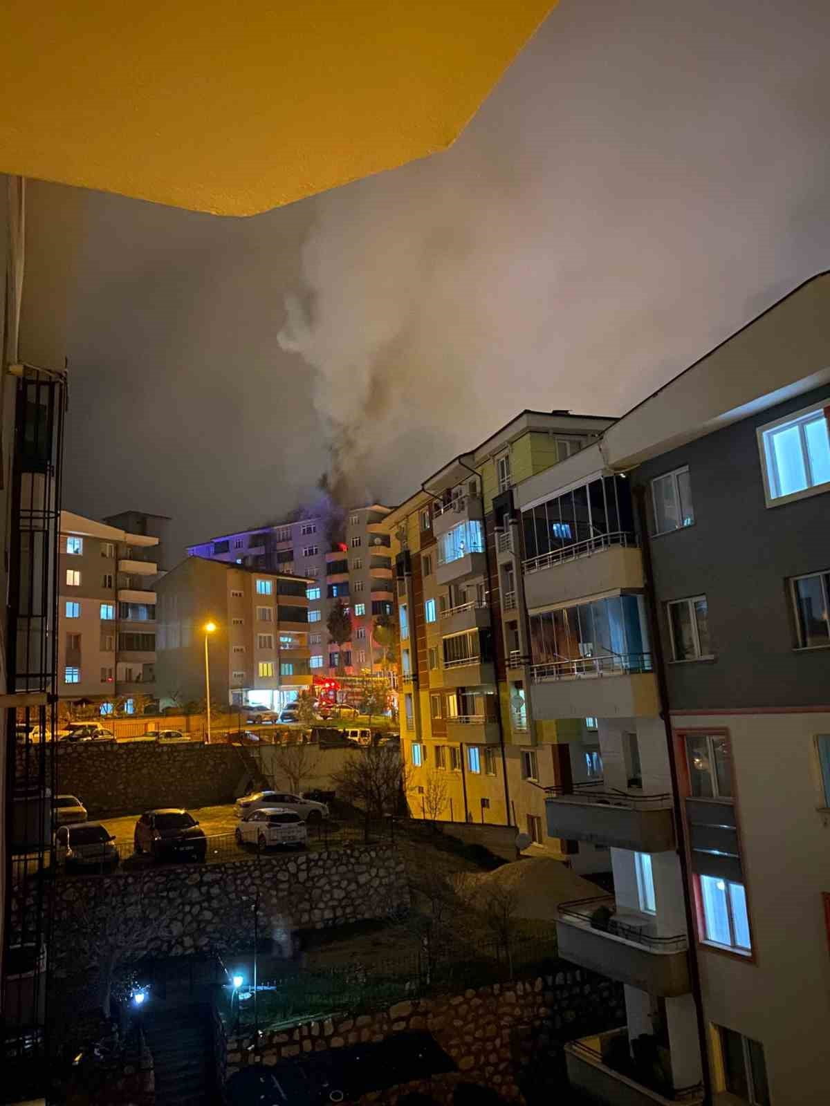 BİLECİK'TE 7 KATLI BİNANIN 6'NCI KATINDA ÇIKAN YANGININ SÖNDÜRÜLMESİ İÇİN İTFAİYE EKİPLERİNİN...