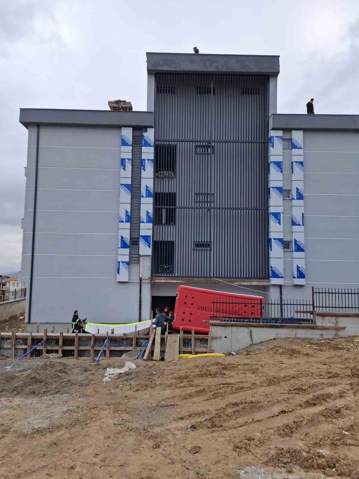 BİLECİK'TE DEPREMZEDELER İÇİN YAPILAN İNŞAATTA ÇALIŞAN BİR İŞÇİ, TAŞERON FİRMADAN ALACAĞINI...