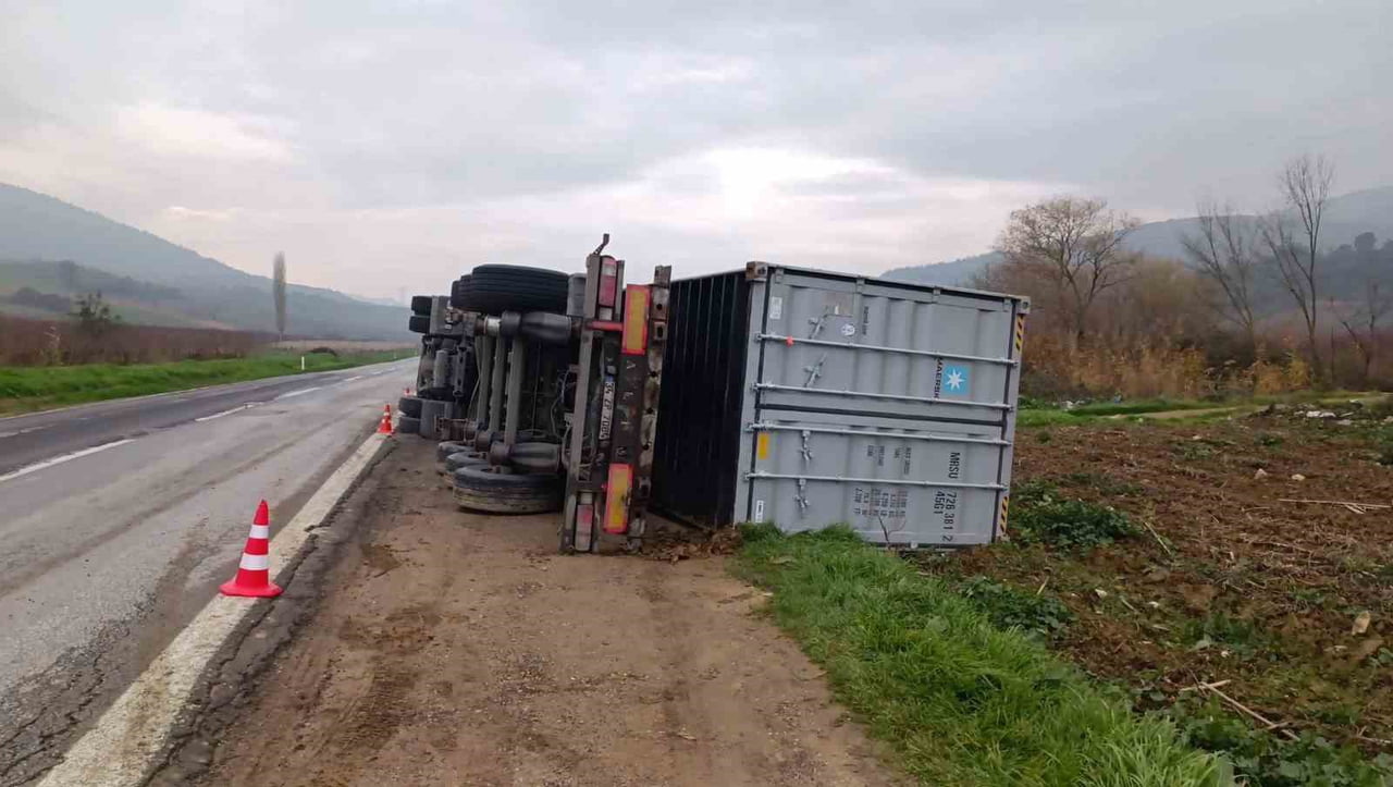 BİLECİK'TE DEVRİLEN TIRIN SÜRÜCÜSÜ YARALANDI