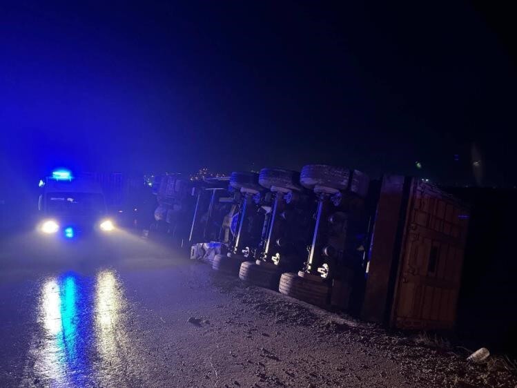 BİLECİK'TE DEVRİLEN TIRIN SÜRÜCÜSÜ YARALANDI