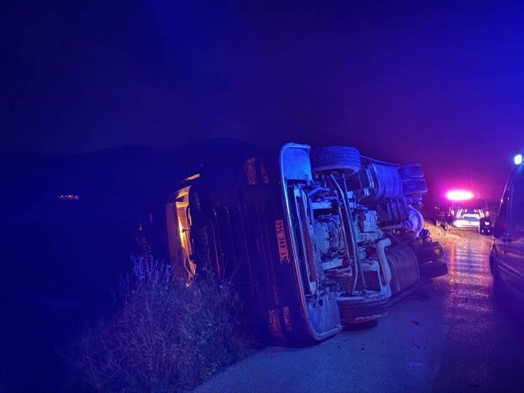 BİLECİK'TE DEVRİLEN TIRIN SÜRÜCÜSÜ YARALANDI