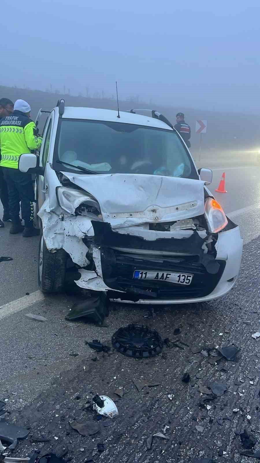 BİLECİK'TE İKİ ARAÇ KAFA KAFAYA ÇARPIŞTI