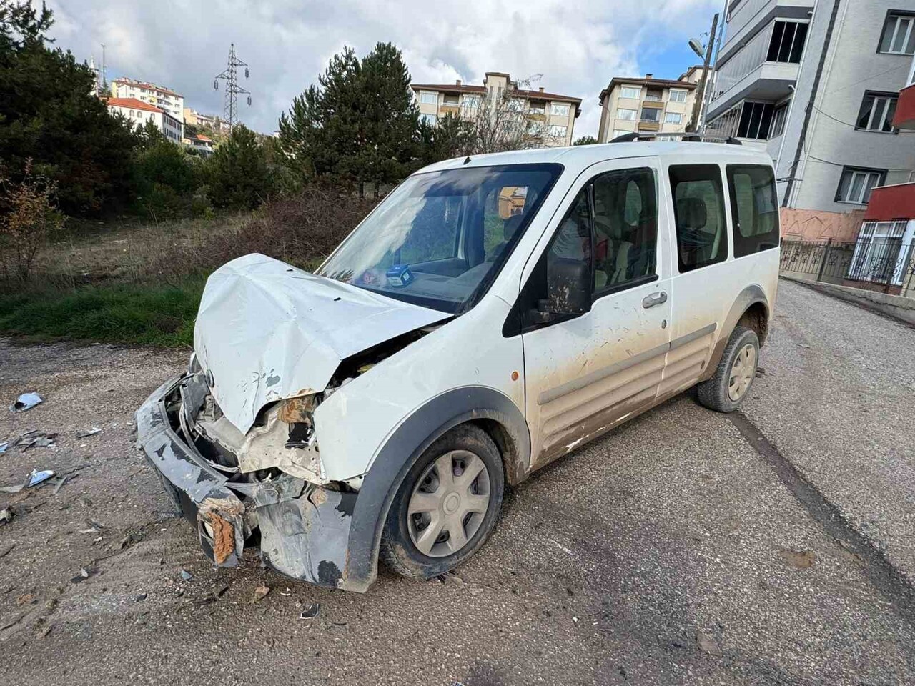 BİLECİK'TE KAMYON İLE HAFİF TİCARİ ARAÇ ÇARPIŞTI; 4 YARALI