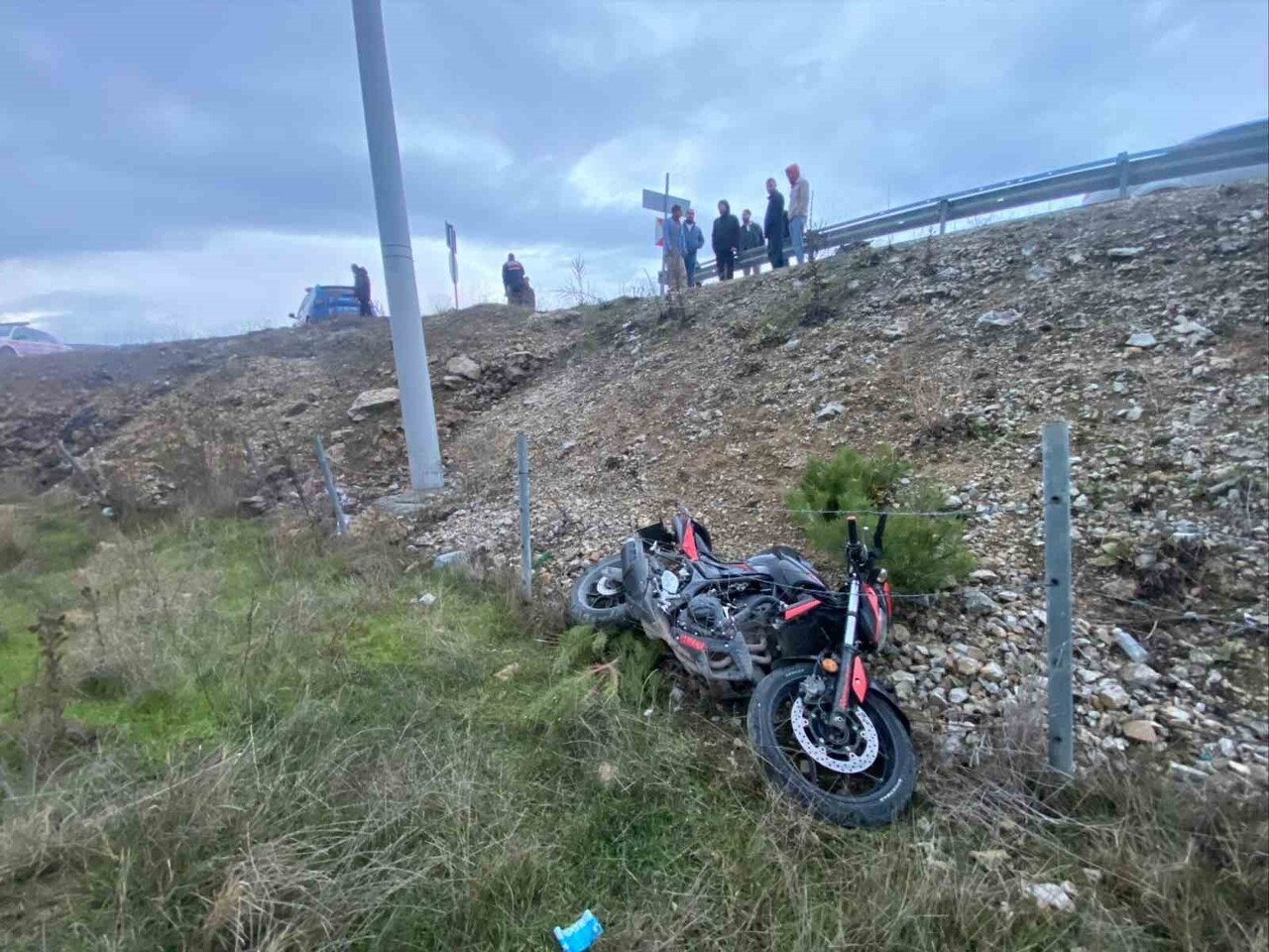 BİLECİK'TE KONTROLDEN ÇIKAN MOTOSİKLET REFÜJE ÇARPARAK, KÖPRÜDEN AŞAĞI UÇTU