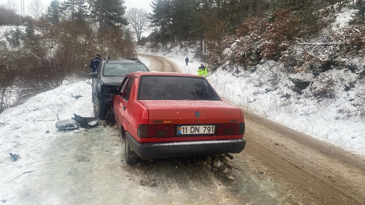 BİLECİK'TE MEYDANA GELEN TRAFİK KAZASINDA 4 KİŞİ YARALANDI