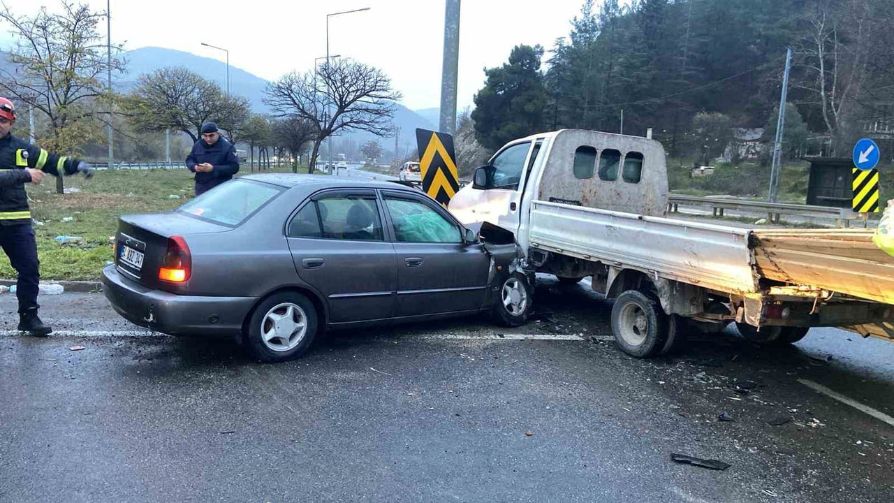 BİLECİK'TE OTOMOBİLİN KAMYONETLE ÇARPIŞMASI SONUCU 5 KİŞİ HAFİF ŞEKİLDE YARALANDI.