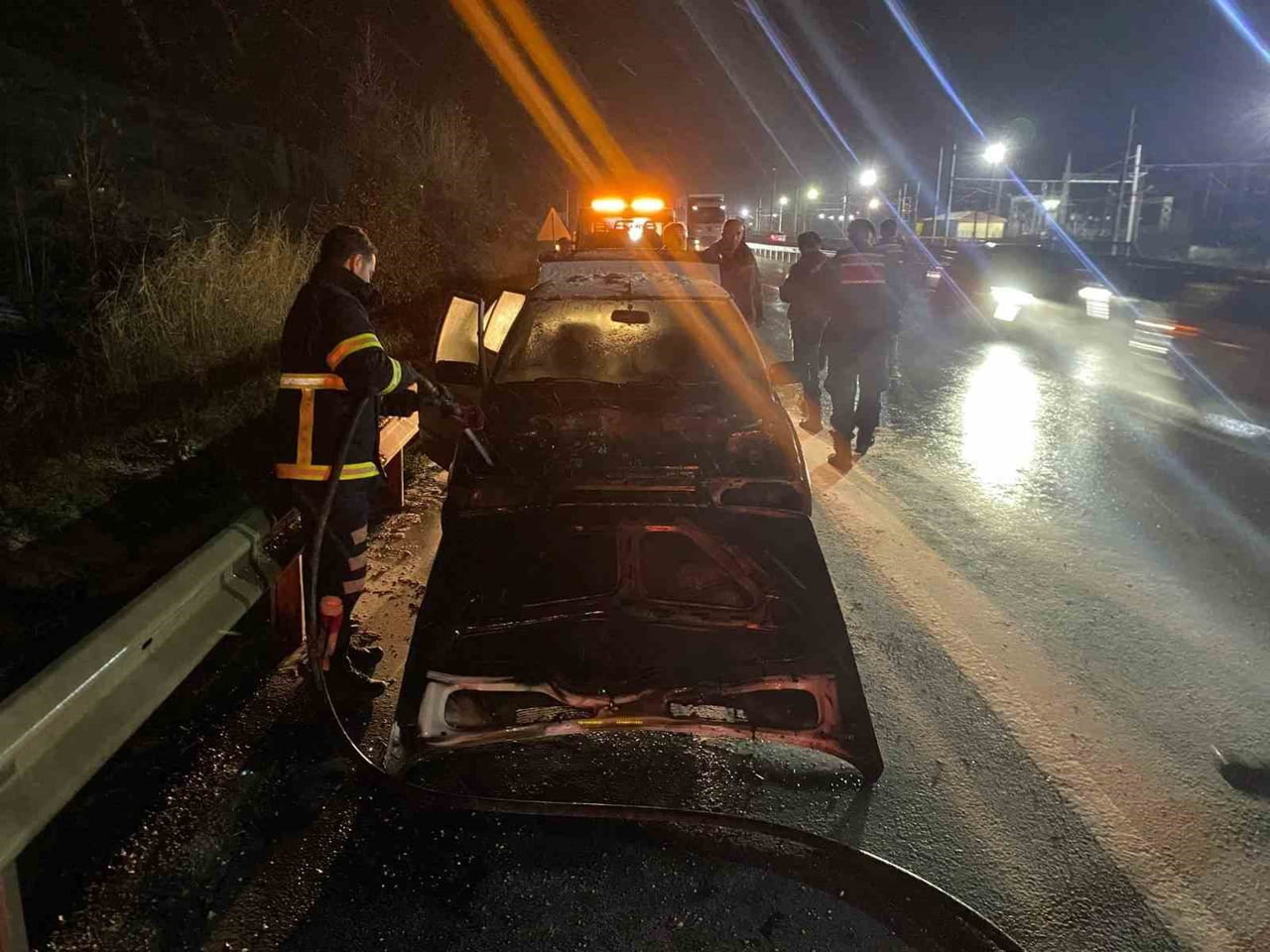 BİLECİK'TE SEYİR HALİNDEYKEN ANİDEN ALEV ALAN OTOMOBİLDE ÇIKAN YANGIN İTFAİYE EKİPLERİNCE...