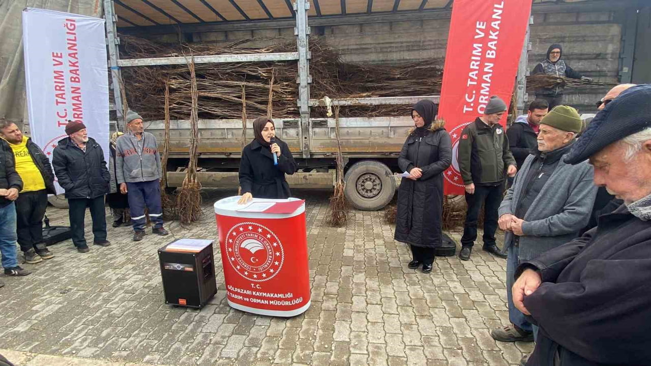 BİLECİK’TE 143 ÜRETİCİYE 11 BİN FİDAN HİBE EDİLDİ