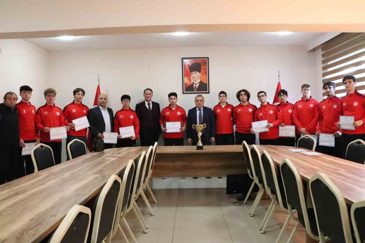 BİLECİK’TE GENÇ BASKETBOLCULARDAN İL BİRİNCİLİĞİ