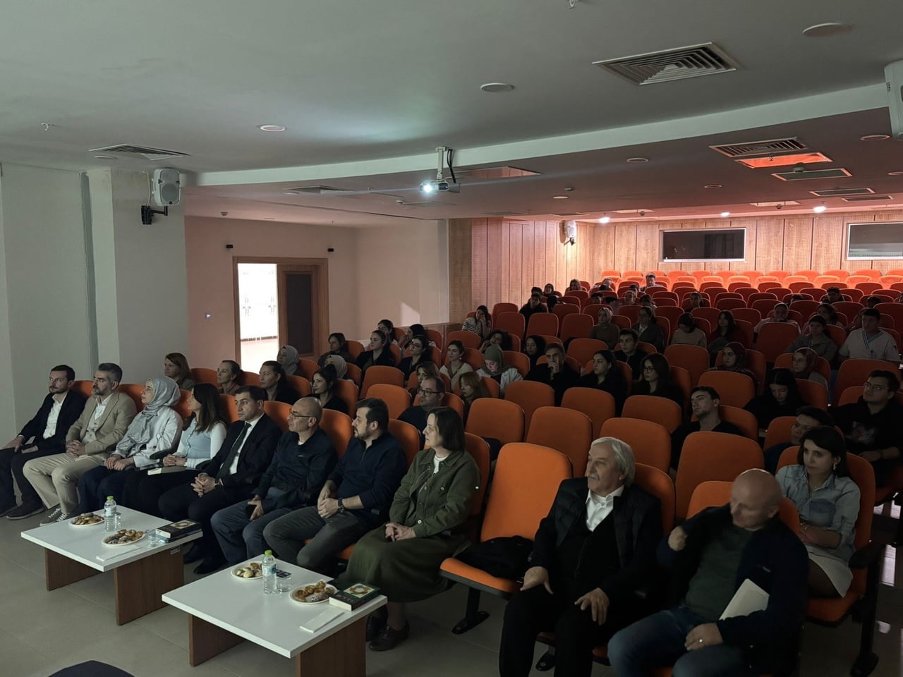 BİLECİK’TE ‘HATASIZ HEKİMLİK MÜMKÜN MÜ’ SEMİNERİ DÜZENLENDİ