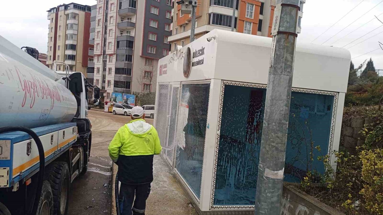 BİLECİK’TE KENT GENELİNDE DURAK TEMİZLİĞİ SEFERBERLİĞİ