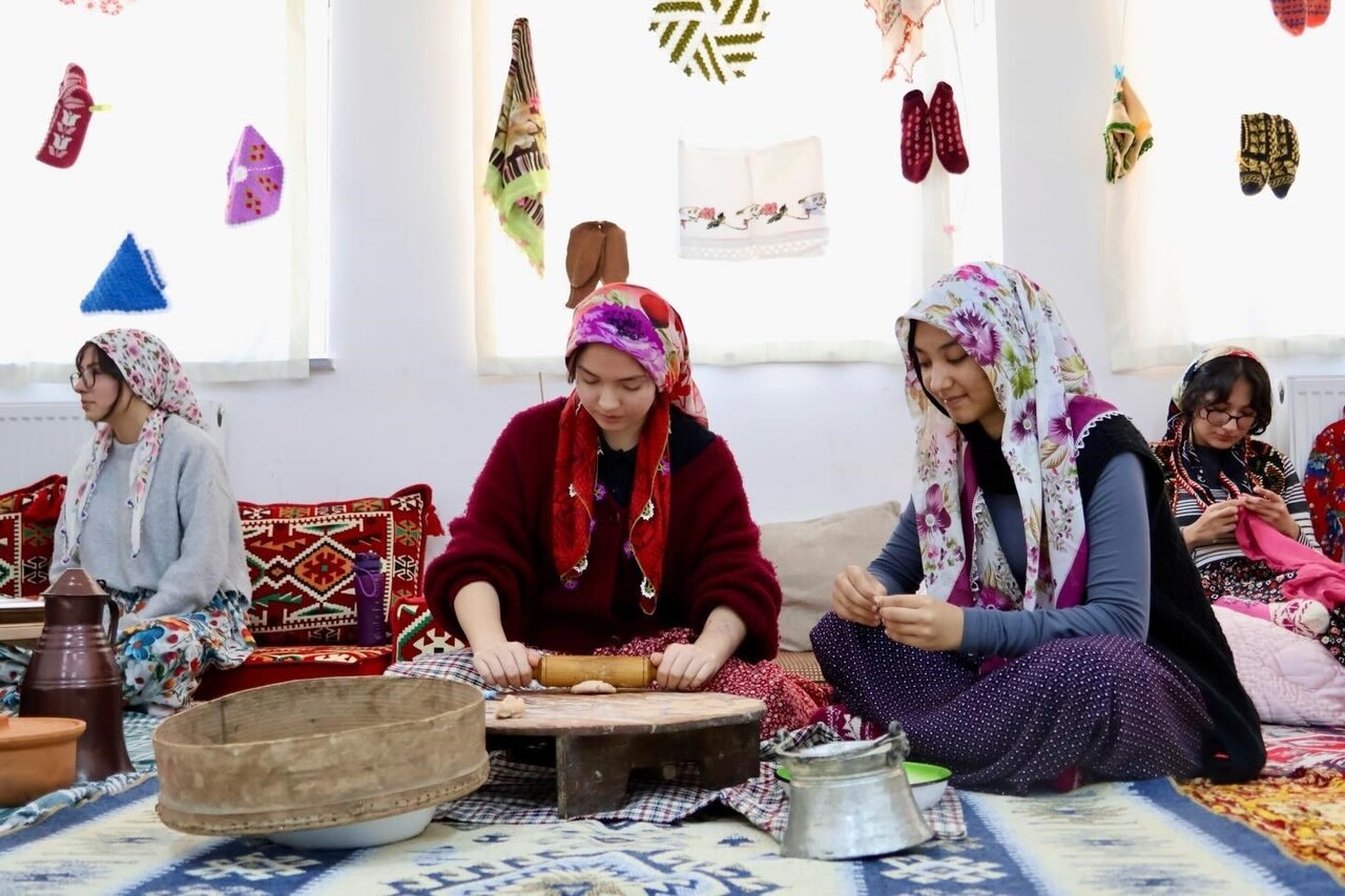 BİLECİK’TE ÖĞRENCİLERDEN HAYIR ÇARŞISI