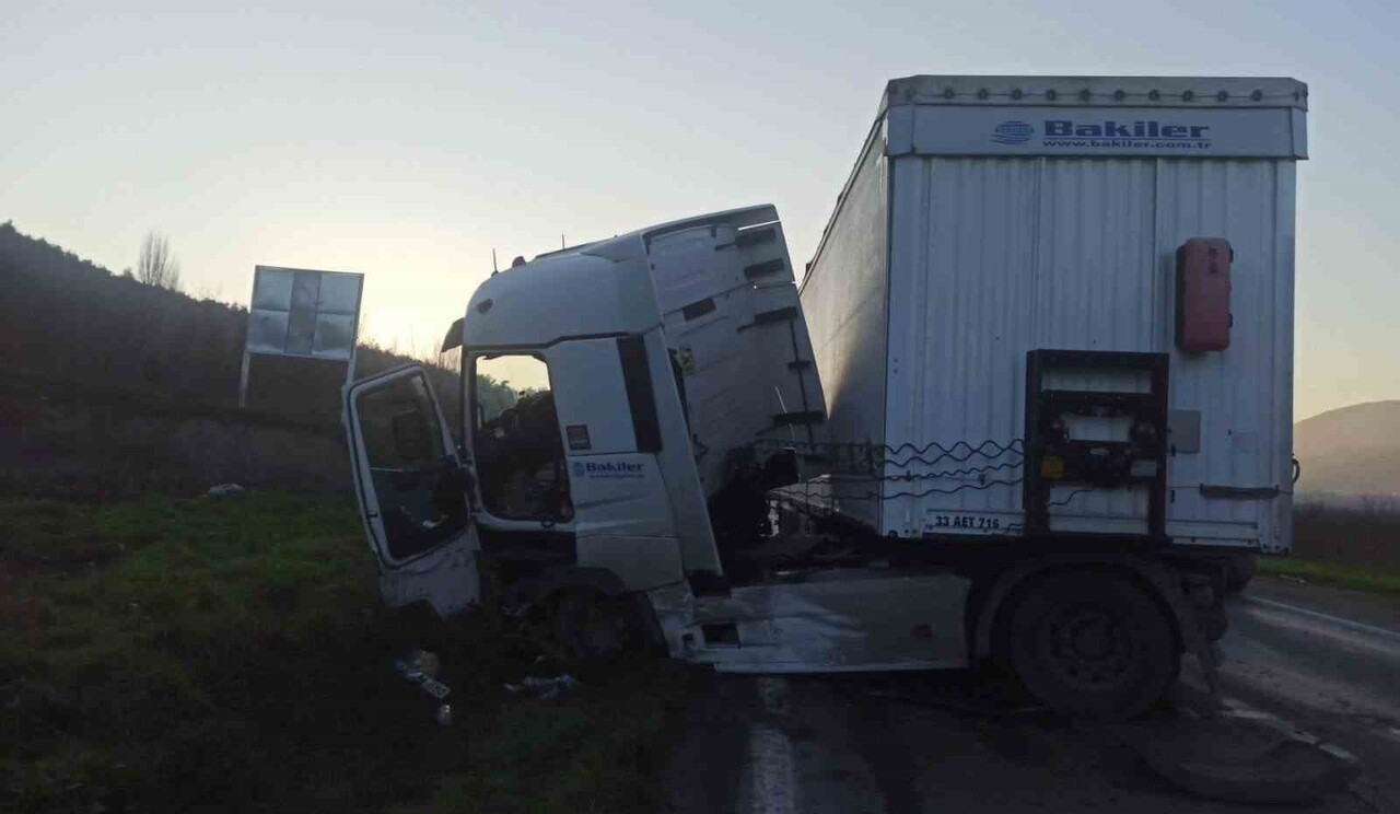 BİLECİK’TE TIR KONTROLDEN ÇIKTI: 1 YARALI