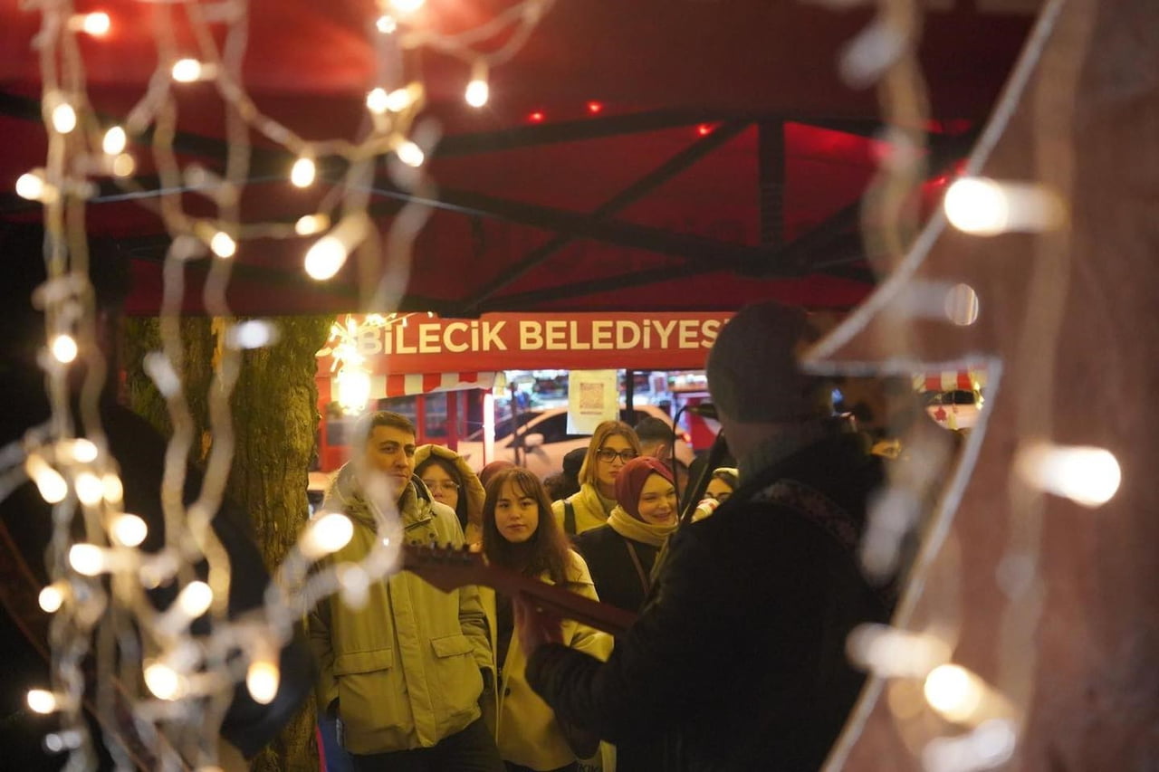 BİLECİK’TE YENİ YIL COŞKUSU SANAT SOKAĞI’NDA KONSERLERLE YAŞANIYOR