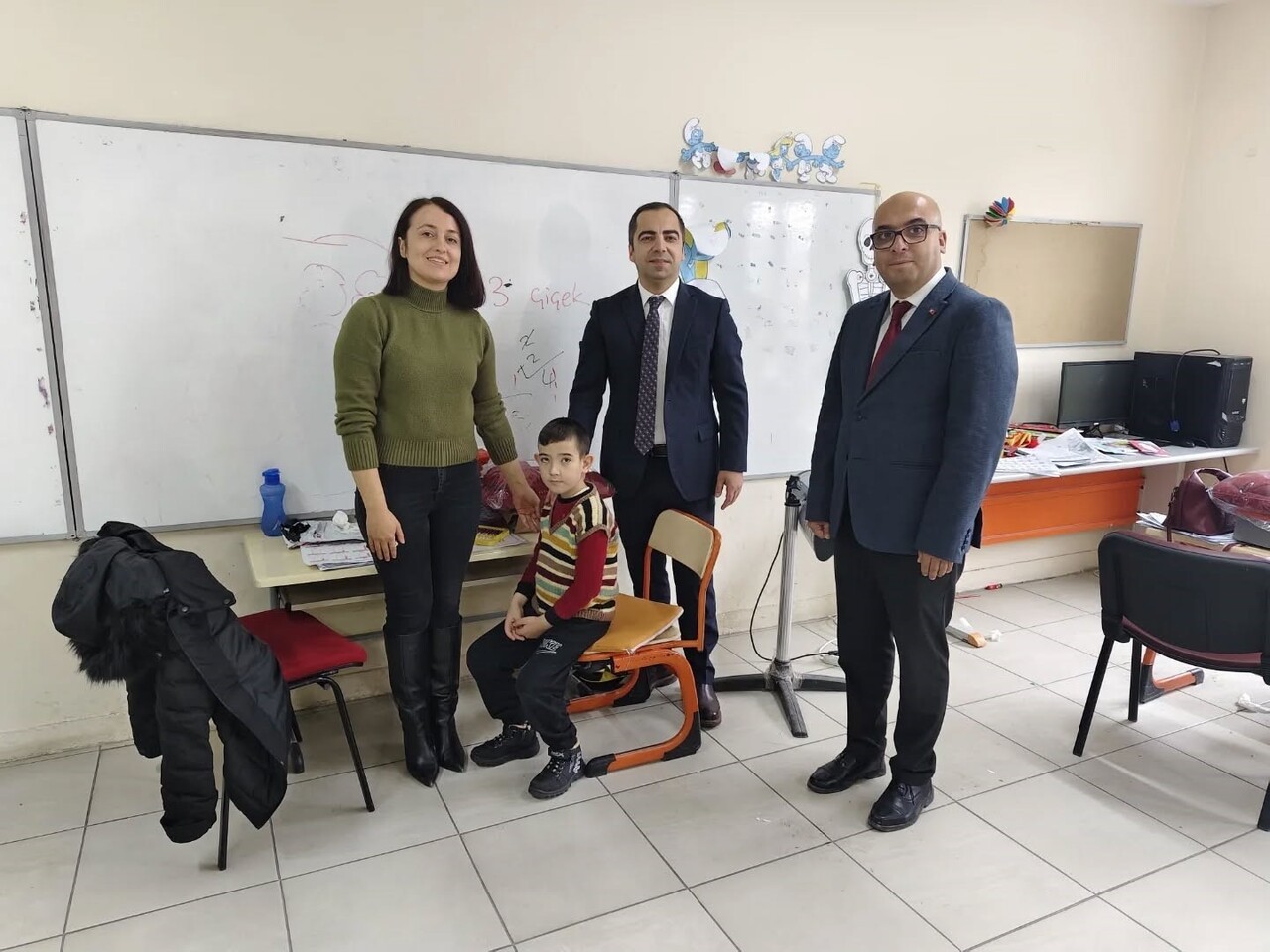 BİLECİKLİ HAYIRSEVERDEN ÖĞRENCİLERE MONT VE BOT DESTEĞİ