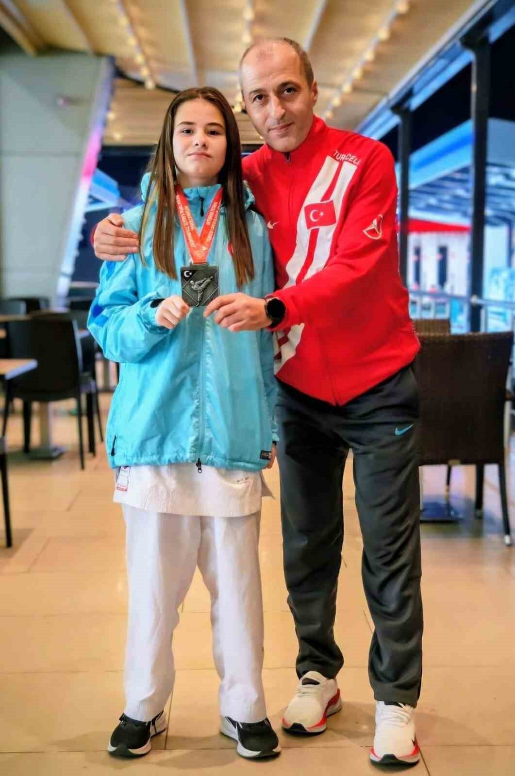 BİLECİKLİ KARATECİDEN ULUSLARARASI ARENADA BÜYÜK BAŞARI SPORCU KÜBRA BERİL CULFA VE ANTRENÖR AKİF...