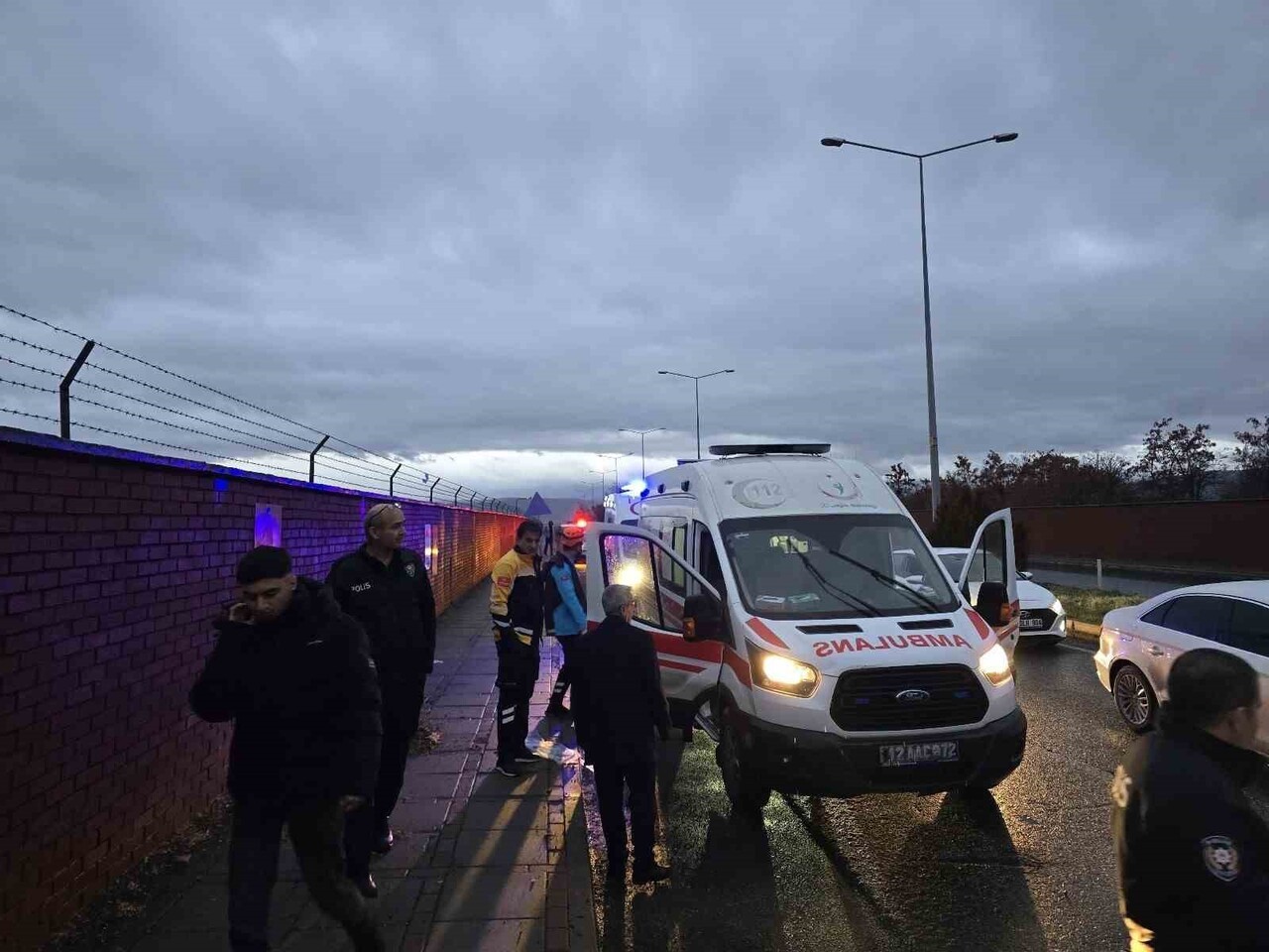 BİNGÖL'DE İKİ ARACIN ÇARPIŞMASI SONUCU MEYDANA GELEN TRAFİK KAZASINDA 6 KİŞİ YARALANDI.