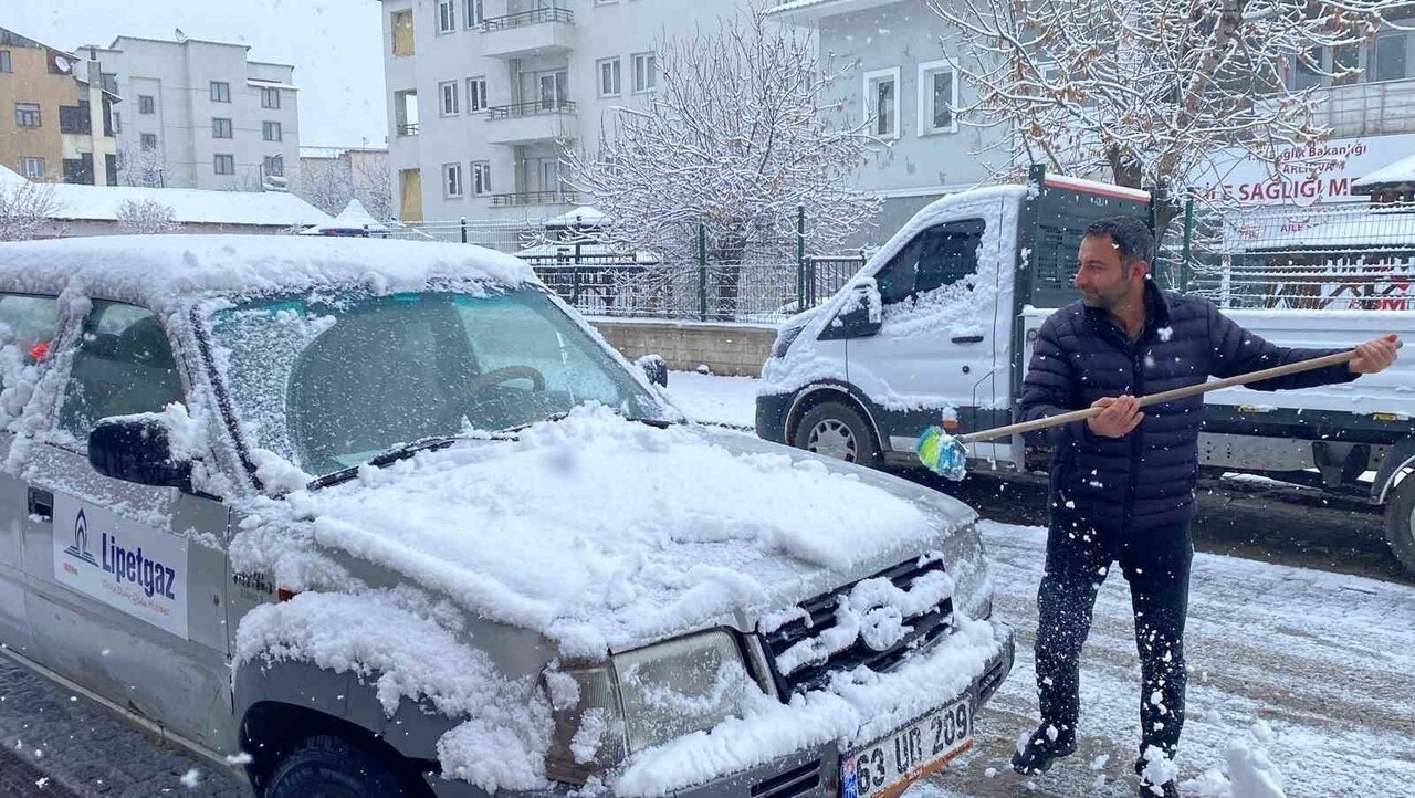 BİNGÖL'ÜN KARLIOVA İLÇESİNDE KAR YAĞIŞI ETKİLİ OLDU. İLÇE  YAĞAN KARLA BİRLİKTE BEYAZA...