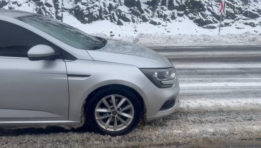 BİNGÖL'ÜN YÜKSEK KESİMLERİNDE KAR YAĞIŞININ ETKİLİ OLMASIYLA BİRLİKTE BAZI ARAÇLAR YOLDA...