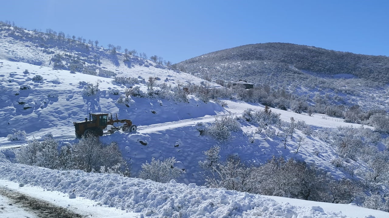 BİNGÖL’DE KAPANAN KÖY YOLLARINDA ÇALIŞMALAR ARALIKSIZ SÜRÜYOR