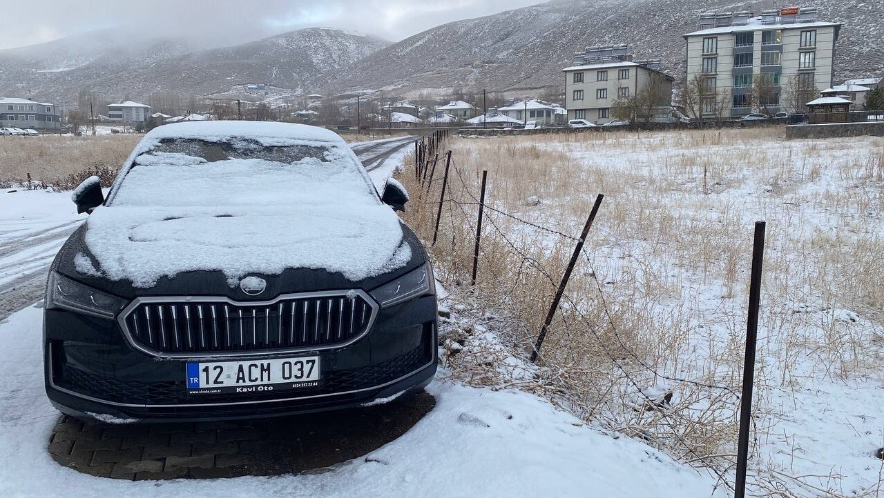 BİNGÖL’ÜN KARLIOVA İLÇESİ YAĞAN KARLA BİRLİKTE BEYAZA BÜRÜNDÜ