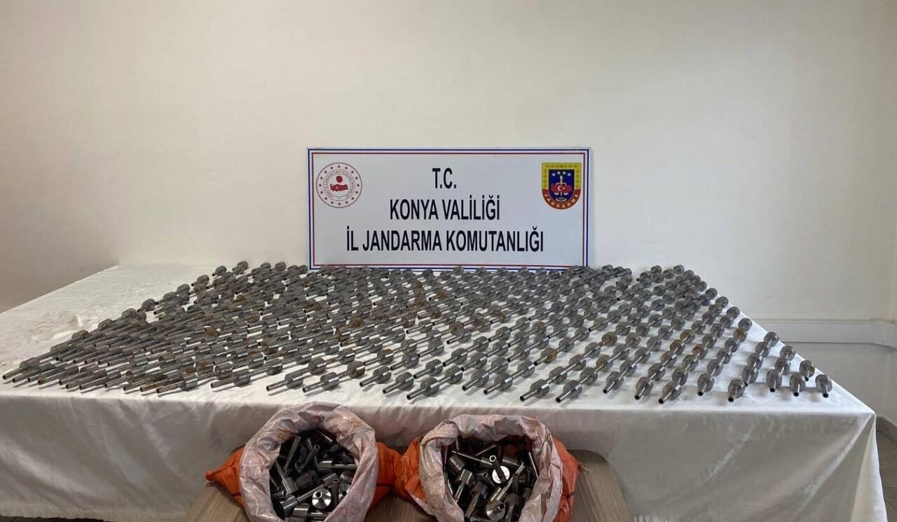 BİR ARAÇTA YAPILAN ARAMADA ÇUVAL İÇERİSİNDE 586 ADET YİV VE SET BULUNMAYAN TABANCA NAMLUSU ELE...